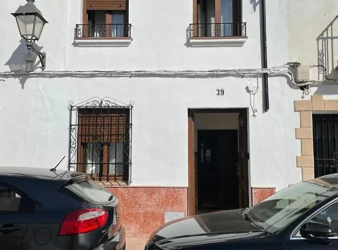 Cozy Town House With Terrace And Free Wifi بيت للعطل