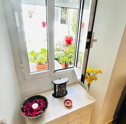 Cozy Town House With Terrace And Free Wifi بيت للعطل